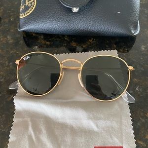 Ray-Ban Icons 50mm Round Metal
Sunglasses
GOLD/ GREEN, Size One Size